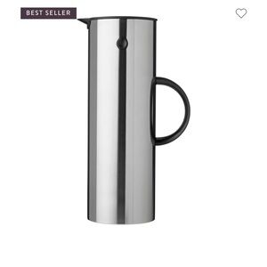 Designed by Erik Magnussen in 1978, the Em77 Vacuum Jug from Stelton.
